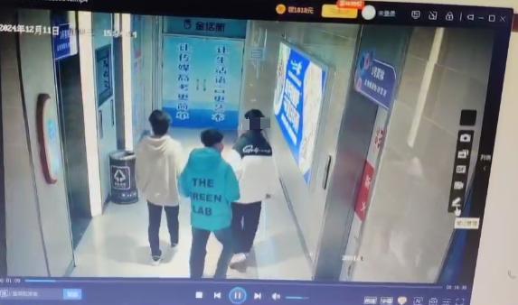 3少年点燃商场画架后离开 因无聊寻乐纵火