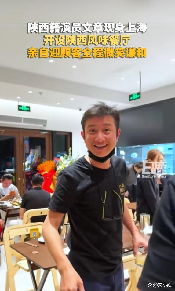 41岁著作开的饭铺试买卖，抱着婴儿在门口和顾主留影，手上婚戒抢镜