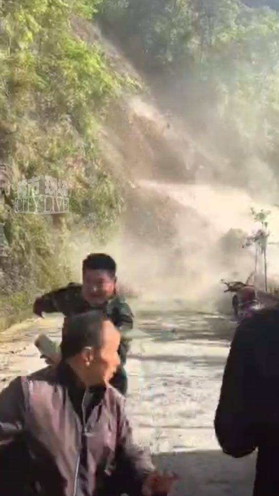张家界一乡镇发生山体滑坡 县道因落石中断
