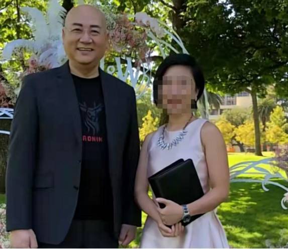 唐僧迟重瑞现身继孙女婚礼，穿西服风流倜傥，比陈丽华儿子还年轻