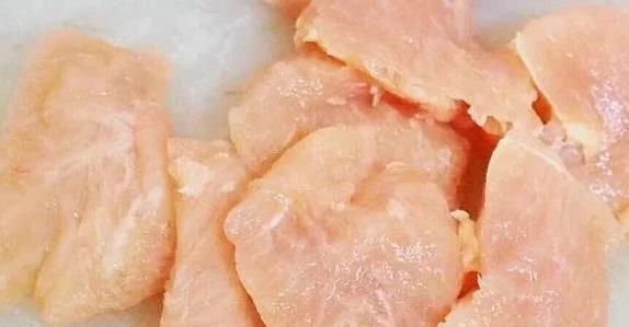 减肥不饿肚子？鸡胸肉低脂高蛋白，3步做出香脆海苔卷