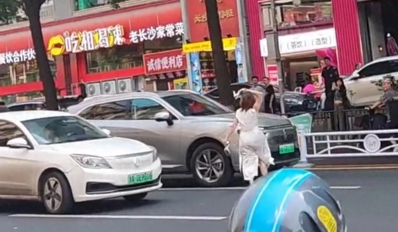 警方谈女子道路中央砸车：女子患有精神疾病已入院接受治疗