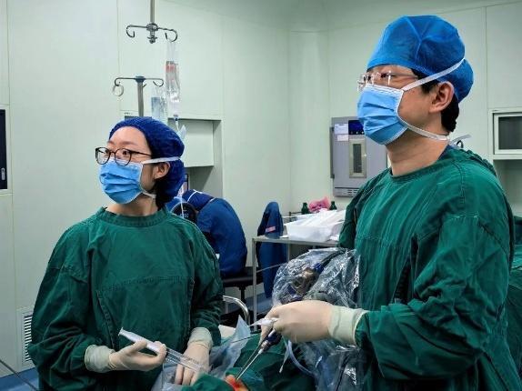 女子鼻中长满一团团“霉斑”，医生提醒：早期症状极像感冒，警惕！别把头痛都怪在“脑”上