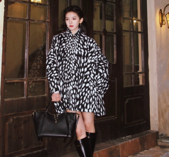 章若楠启航参加巴黎时装周