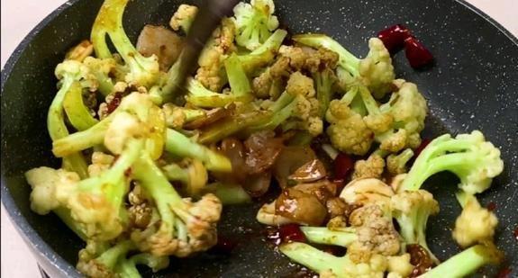 干锅花菜：最普通的家常菜，最诱人的味道