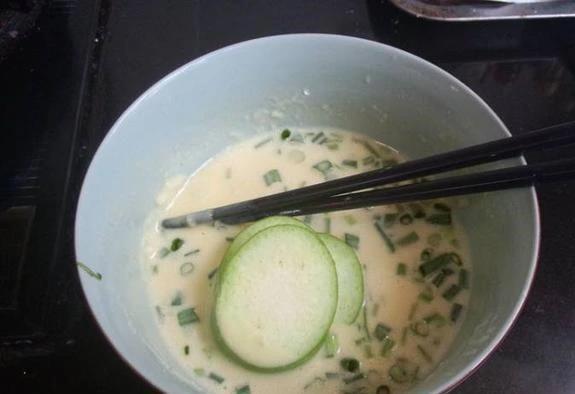 茄子新吃法，切成圆片下油锅炸，酥脆不油腻，老人小孩都爱吃