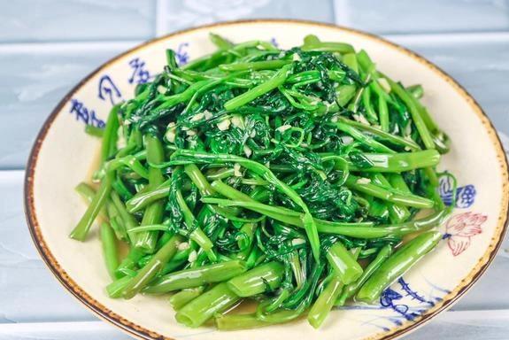 蒜蓉空心菜怎样炒才不发黑？大厨教你小技巧，新手一看就会做