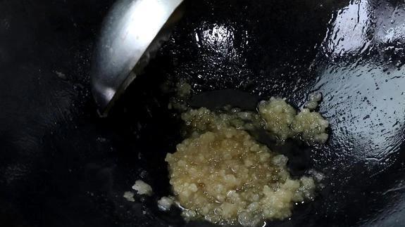 炒糖色是用水炒？还是用油炒？厨师长教你这两种炒法