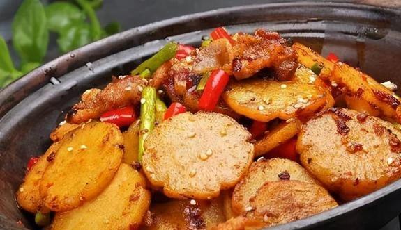 干锅土豆片很多人第一步就做错了，大师傅教几个技巧，出锅太香了