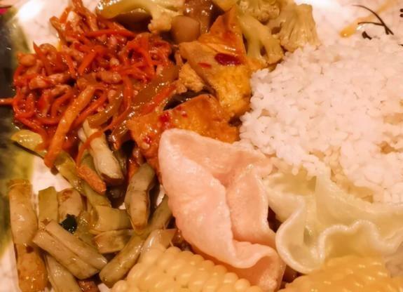 石家庄这家素食餐厅，花20块钱，50多种菜品随便吃