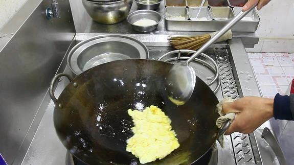 家常洋葱炒鸡蛋，10分钟上桌，营养翻倍你学会了吗？