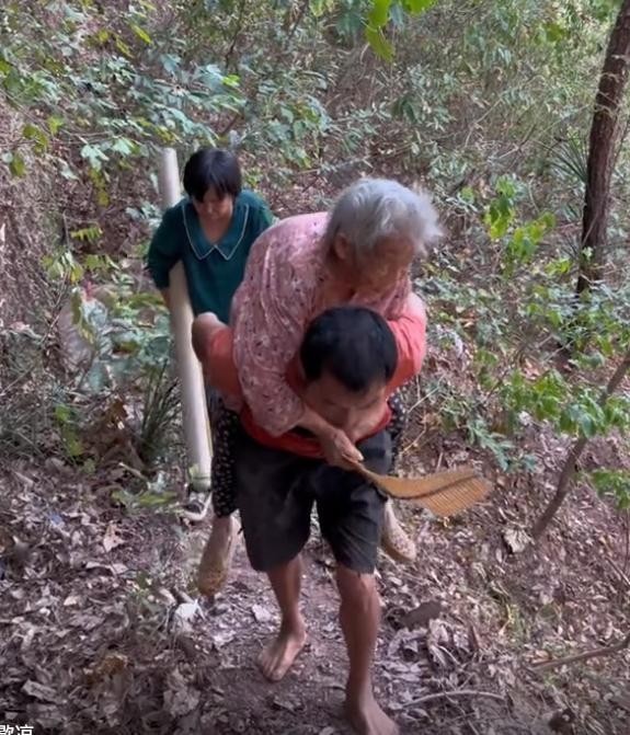 61歲大爺背98歲母親到山洞避暑 孝心讓所有人稱贊