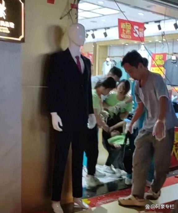 一广告牌掉落砸中多人 现场曝光令人揪心