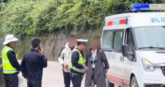 救護車疑拉警報開道旅游 車主質(zhì)疑引發(fā)沖突