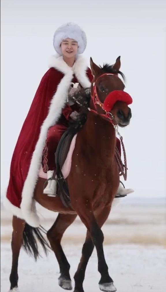 贺娇龙告别仪式：群众自发送行，当地人称有花店售罄