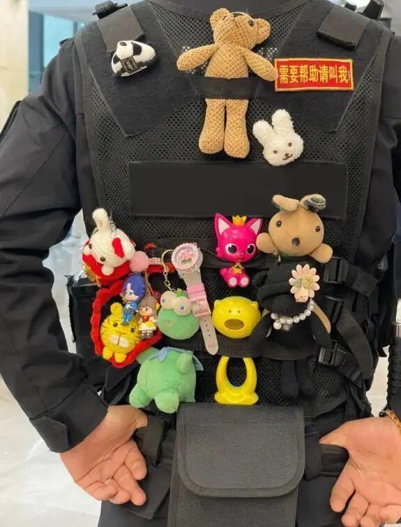 儿童病院挂满玩偶的保安走红后近况 玩物侠依旧蔼然童心