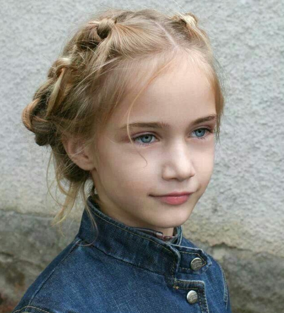 颜值逆天的俄罗斯9岁女孩 这是小仙女吧！