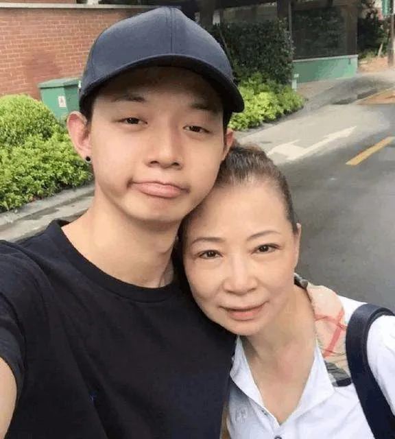 放飞自我？霍尊肚兜造型神似哪吒 网友：还我仙尊