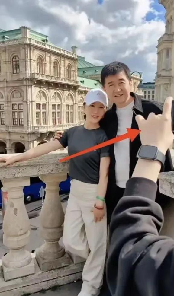 付笛生携儿子儿媳到奥地利！任静戴着30万镯子 与老公街头甜蜜相拥