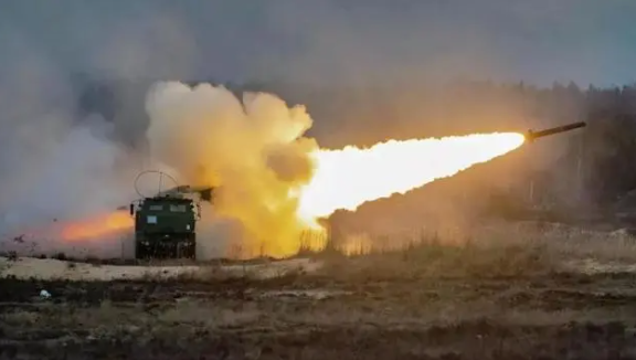 “海马斯”火箭炮和火箭弹 图：俄罗斯卫星通讯社