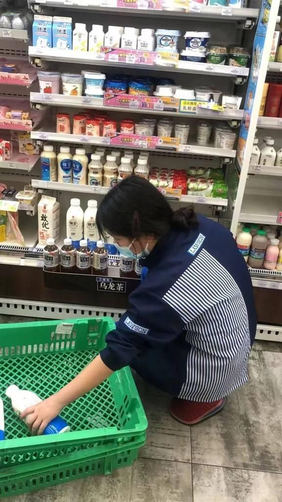她一个人在上海便利店住了23天 只为继续给周边居民提供物资