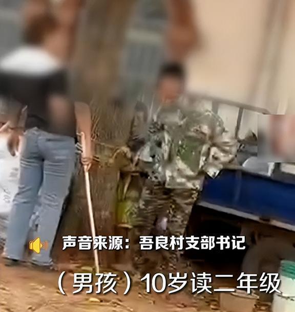 男孩因偷东西被绑在电线杆上抽打 网友怒斥私刑暴行