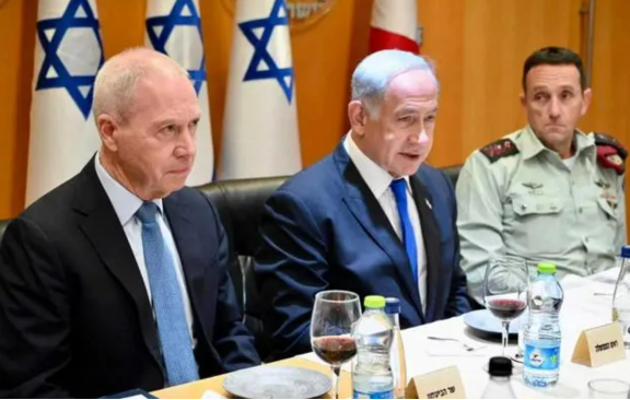 媒体：以色列总理的处境内外交困，面临逮捕令与内阁逼宫