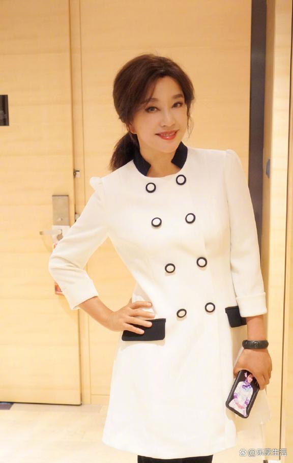 74歲劉曉慶曬出游照 狀態(tài)似少女 年齡成謎再引熱議