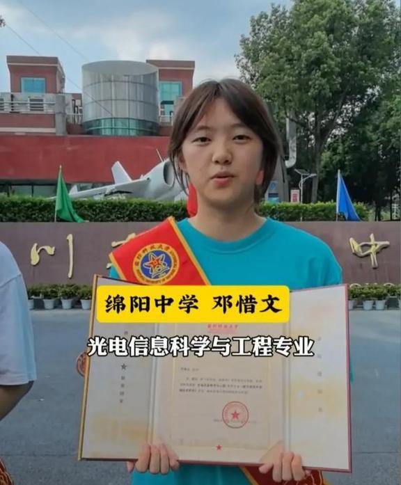 12年同窗的同學(xué)雙雙被國防科大錄取 學(xué)霸情誼引熱議