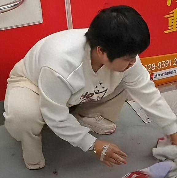 父亲称接到公安电话才知女儿地铁吐血