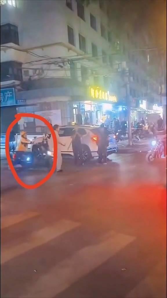 撞倒持刀者外卖小哥生日当天领奖