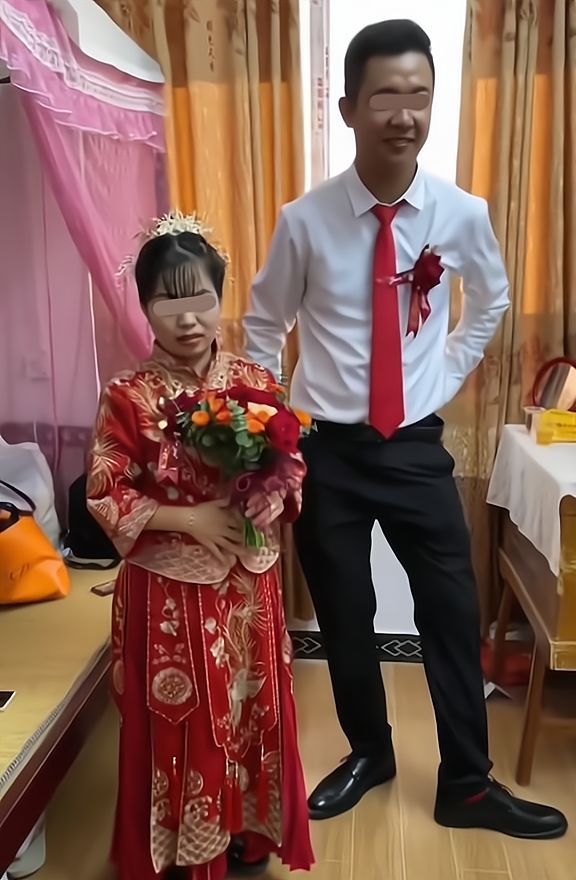 大龄男子结婚喜气洋洋，1米3的娇小新娘惹争议，想生孩子怎么办？