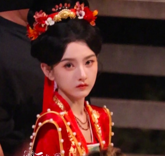 宋祖儿司宫令红衣婚服路透 网友样子“宫阙银河般的富贵感”