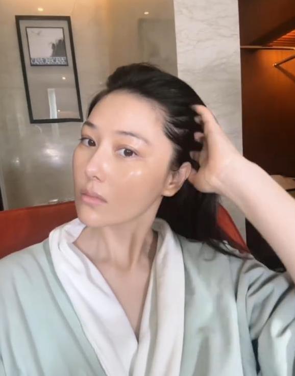 张馨予素颜照流出，肤色暗黄毛孔清晰，网友惊呼不像一人？