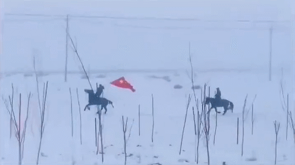燃！新疆牧民雪中策马、手擎国旗送冬奥健儿出征