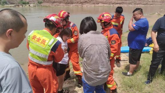 暴雨涨水4人被困消防员搭生命桥 暑期出游安全警钟再响