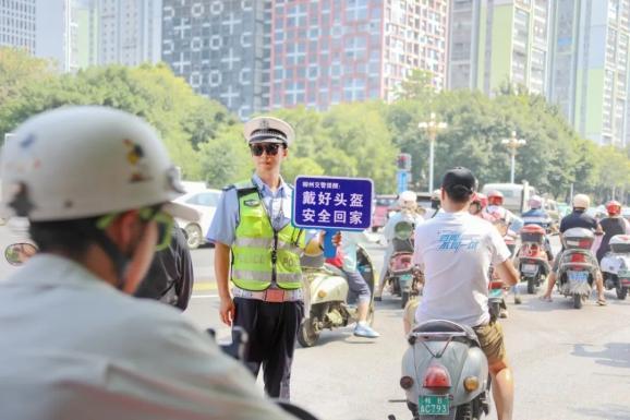 女子骑车未戴头盔被“小交警”喊话 安全头盔的重要性再强调