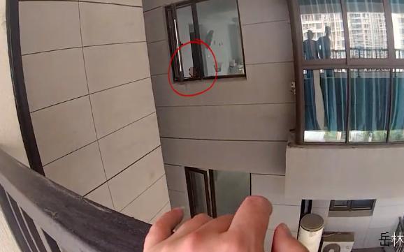 幼童被鎖屋內(nèi)廚房冒濃煙母親崩潰求助 緊急救援化險為夷