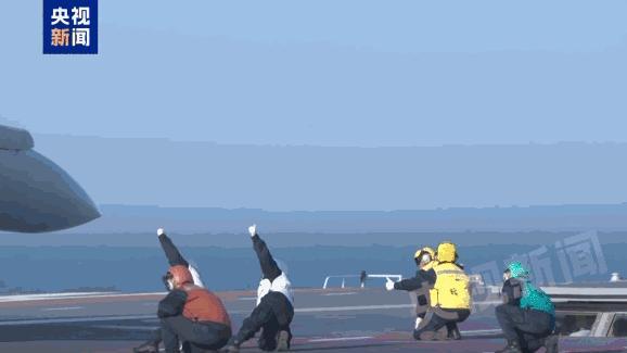 福建舰入列纪念海报 劈波斩浪逐梦深蓝