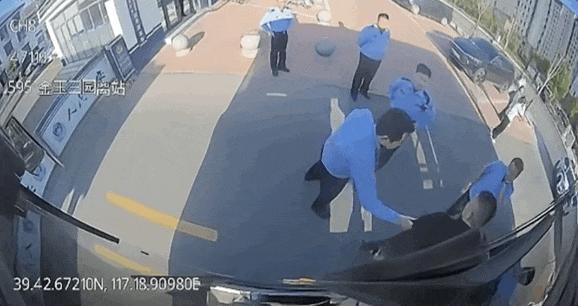 男子骚扰女乘客 司机把车开到派出所 果断行动保安全