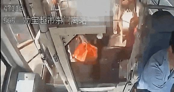 乘客被骚扰公交司机开至派出所 司机挺身而出