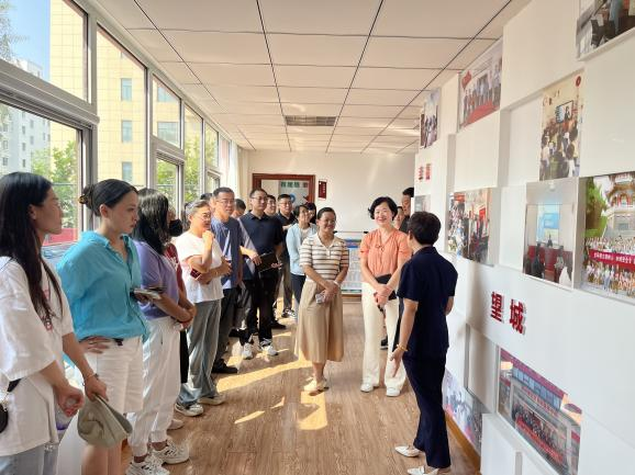 青岛莱西市水集街道组织社区居委会主任实地观摩苏州路党群服务中心