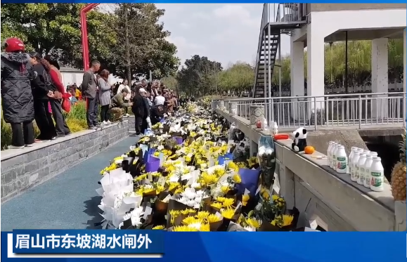 救人英雄今日火化 眉山群众自发前往送别