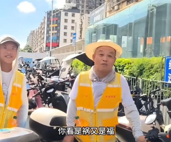 父子摆摊日赚5元遇城管执法被帮助 温情执法改变命运
