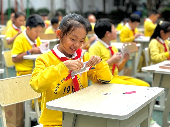 春城小学教育集团新闻路校区 “非遗剪纸迎国庆，童心祝福献祖国”活动简讯