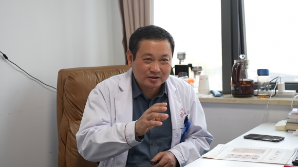 仁心祛痛数十载：俞伟强主任的医学之路与疼痛治疗新境界