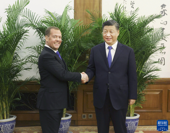 Presiden Xi Jinping Temui Ketua Partai Rusia Bersatu Dmitry Medvedev