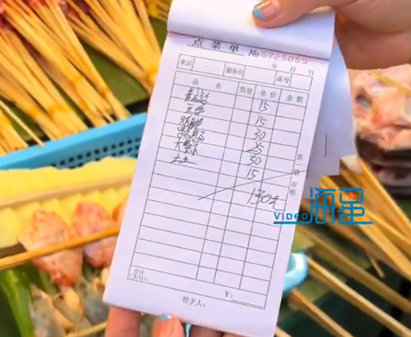 女子在云南旅游遇路边摊刺客，土豆15元一串只有10片，当事人：3荤3素6串烧烤花了130元 网友纷纷感慨“贵得离谱”