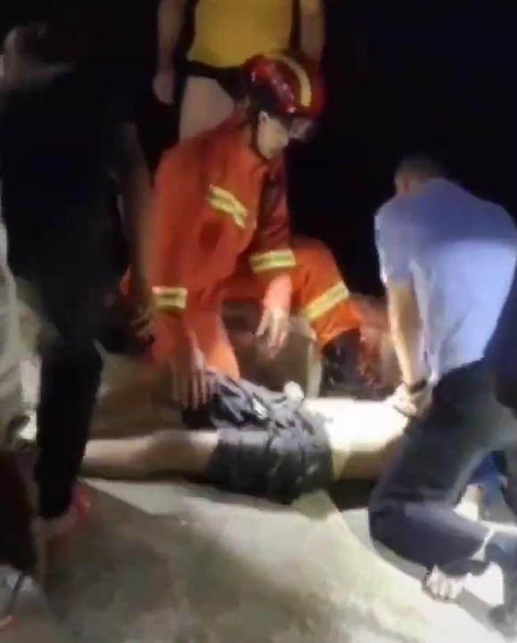 男子为救落水儿童溺亡 家人跪地痛哭：两个孩子在上小学