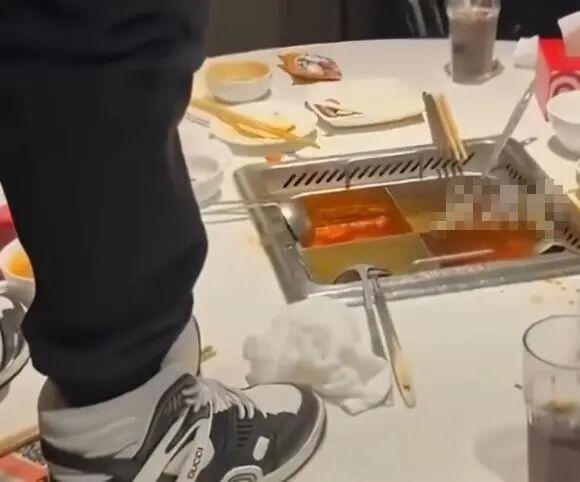 海底捞小便案细节：商家索赔2300万